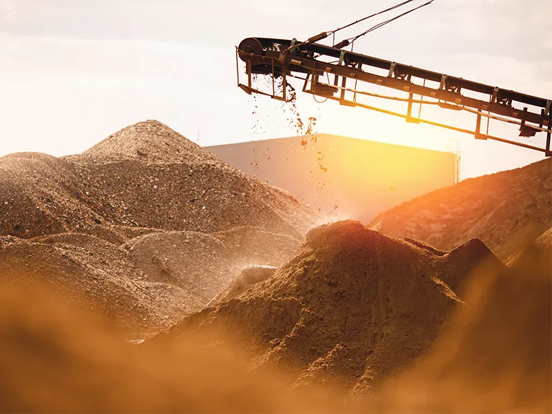 cantiere-con-sabbia-e-rocce-frantumate