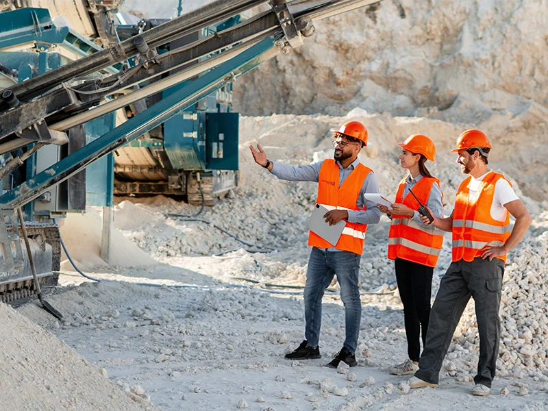 ingegneri-ispezionano-macchinario-in-cava