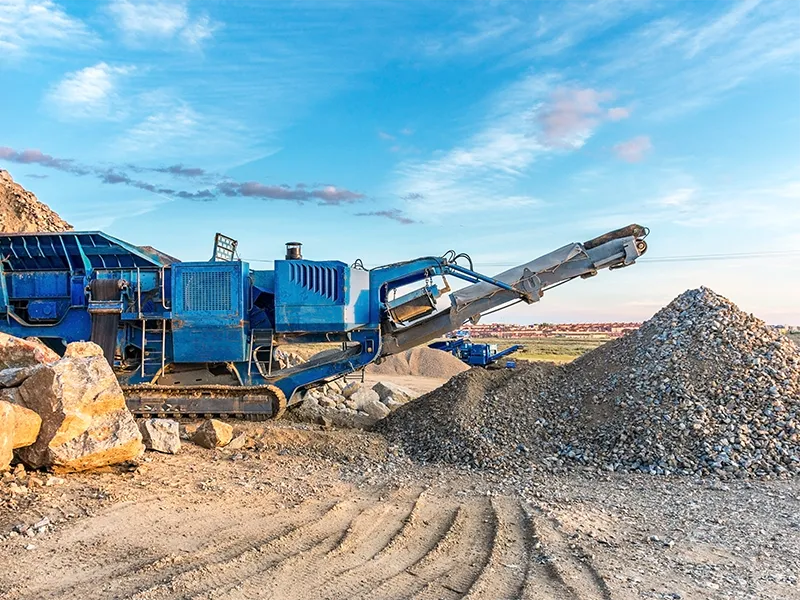 macchinario-pesante-per-frantumazione-rocce-in-cava