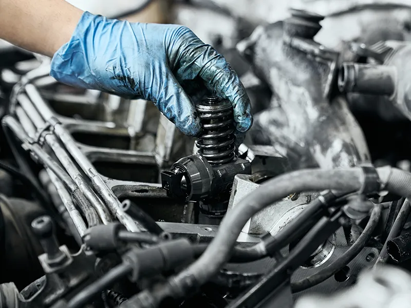 meccanico-lavora-su-motore-diesel-macchinario