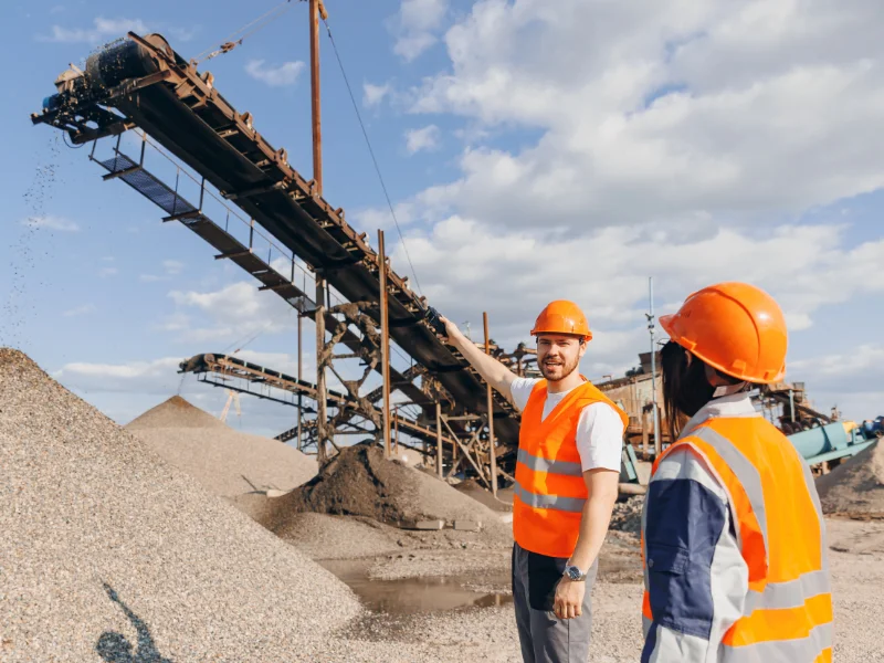 operai-in-cava-per-lavorazione-materiale-inerte