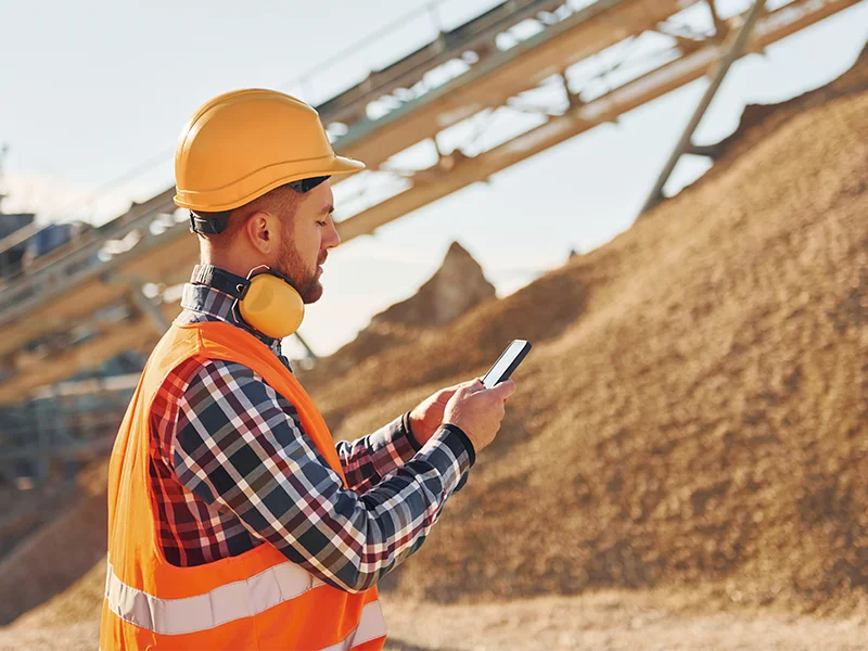operaio-edile-in-cava-lavorazione-rocce