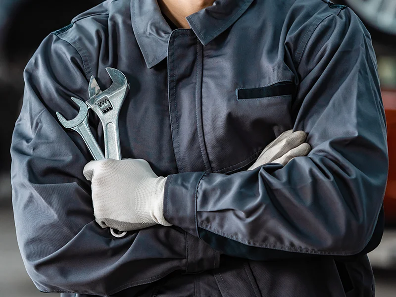 meccanico-con-chiavi-inglesi-e-attrezzi